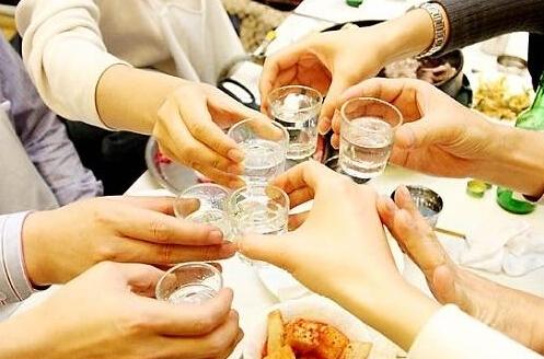 酒桌上别人诋毁你不还击直接无视,酒桌上人家无视你怎么办