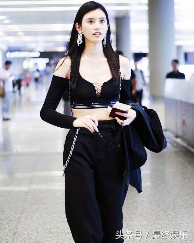 奚梦瑶维密秀翅膀,奚梦瑶与其他人走秀对比