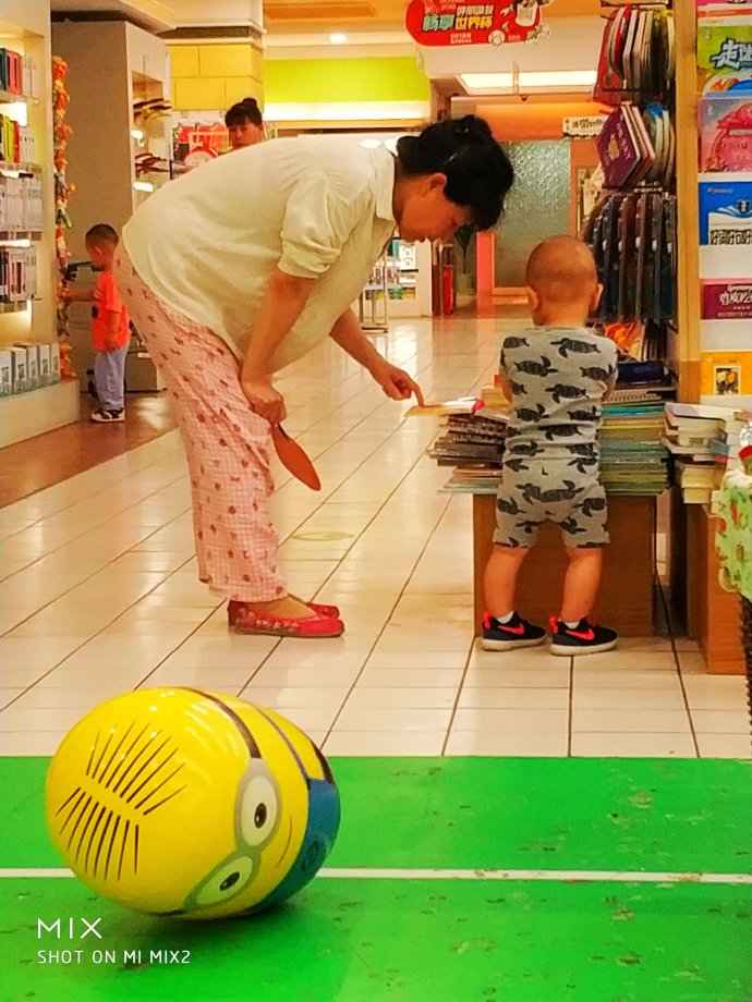 中国女足看足球赛,中国足球看女足