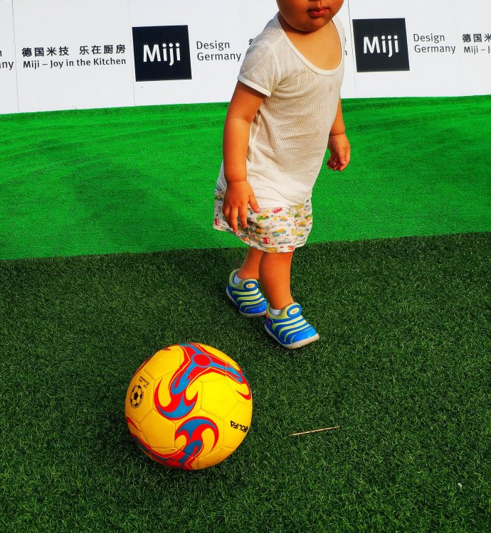 中国女足看足球赛,中国足球看女足