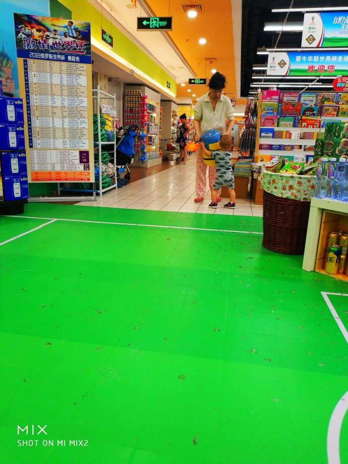 中国女足看足球赛,中国足球看女足