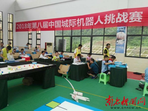 小朋友参加机器人比赛,我市小学生参加全省机器人竞赛