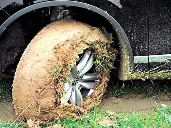 雨天车胎甩泥巴,雨天开车甩泥巴