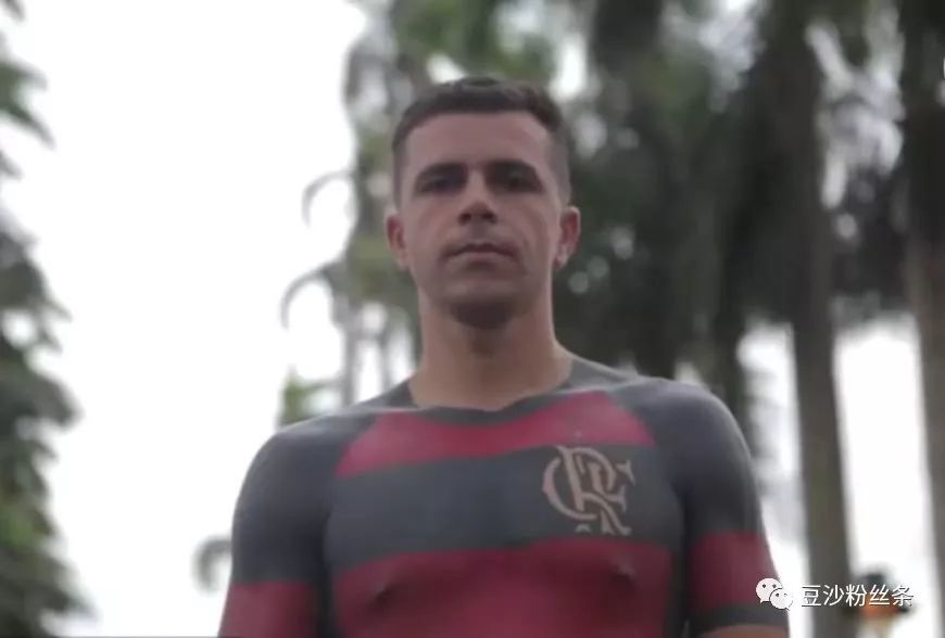 巴西球迷穿蓝白球衣,巴西球迷版印号球衣