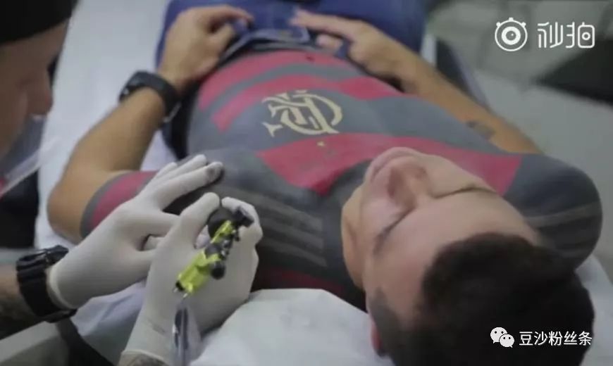 巴西球迷穿蓝白球衣,巴西球迷版印号球衣