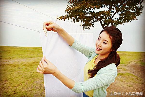 牛仔裤晾阳台一个月未收，无意中发现裤裆里有草，仔细一看乐了