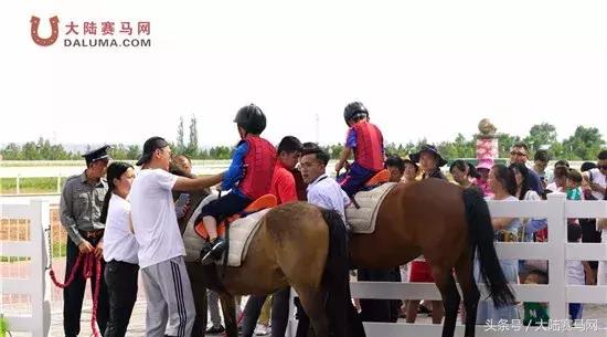 2018伊泰大漠马业系列纯血速度赛马赛事“鄂尔多斯金杯”圆满举办