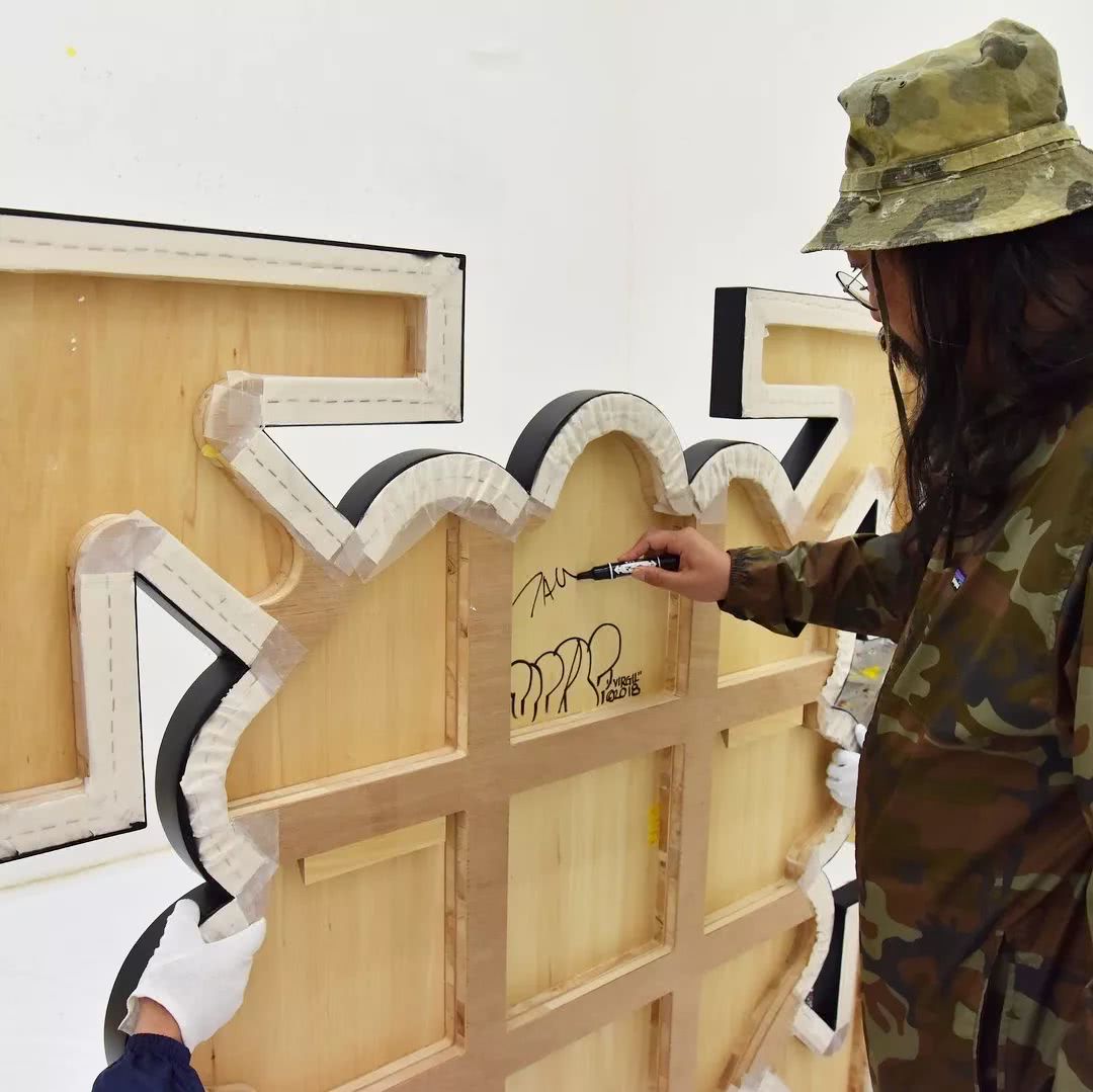 2019春夏男装走秀前试装王俊凯,王俊凯红衣时装周