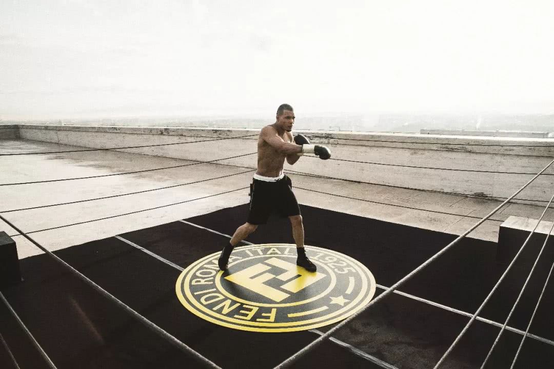 2019春夏男装走秀前试装王俊凯,王俊凯红衣时装周