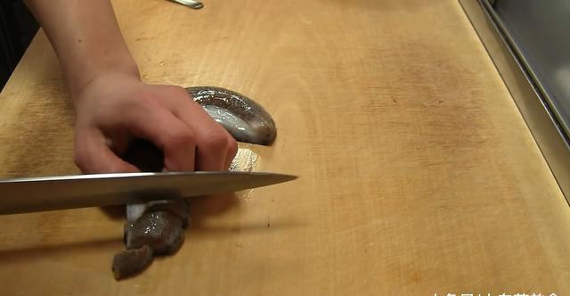 去日本旅游，花2000买了5头肥海参，做成菜后都快哭了！