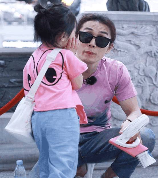 戚哥气场十足,戚薇戚哥白色西装气场十足