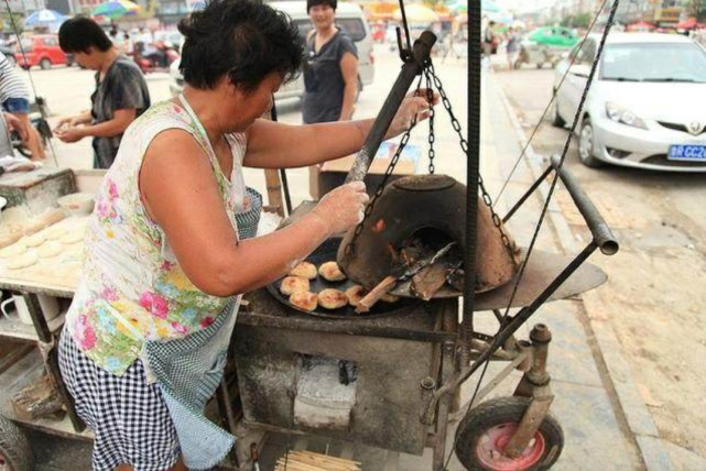 夜市吊炉小吃,路边摊卖的小吃干净吗