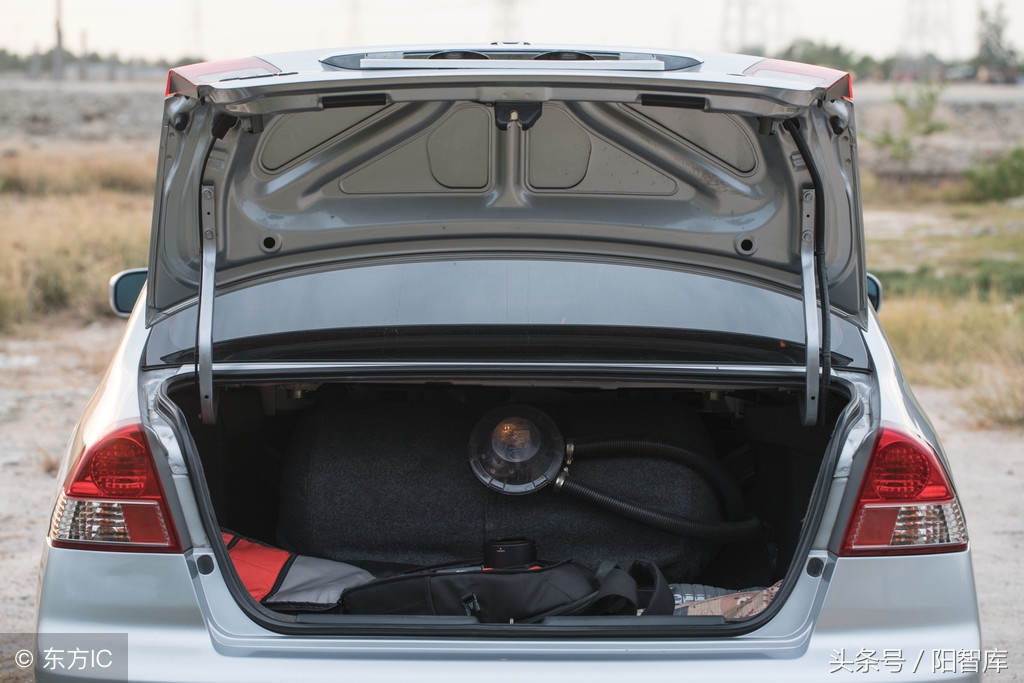 汽车后备箱有积水处理视频,轿车后备箱漏水有积水是怎么回事