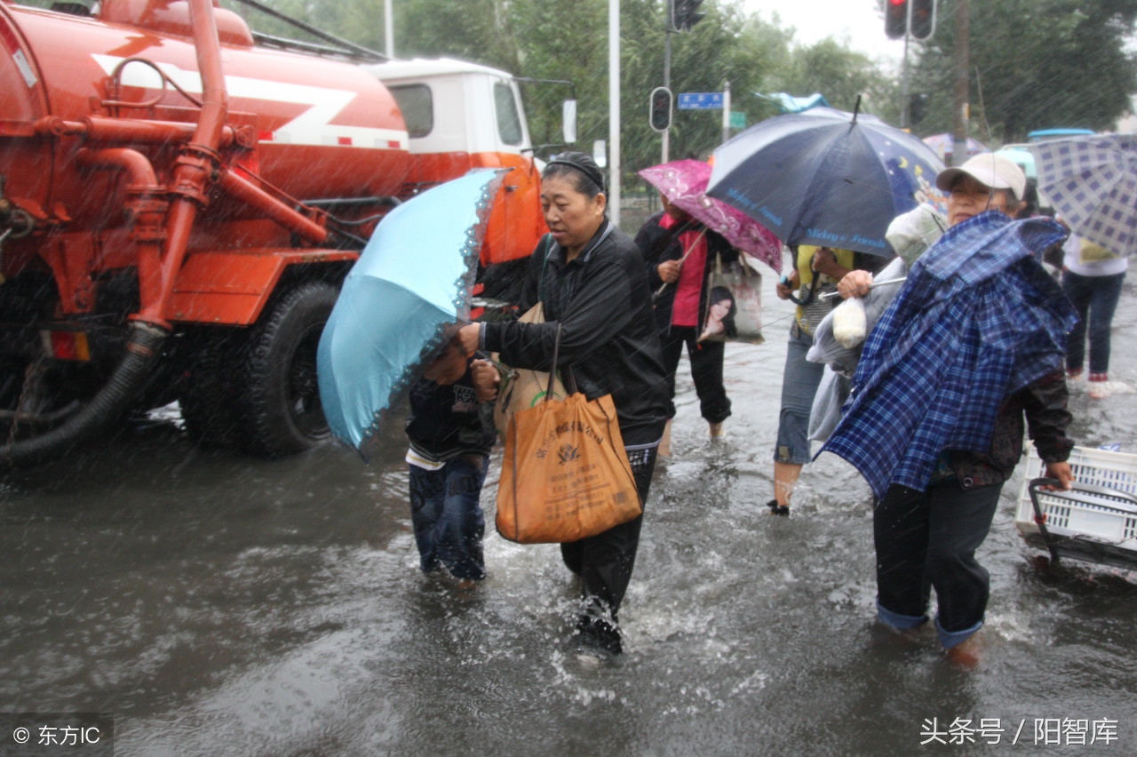 汽车后备箱有积水处理视频,轿车后备箱漏水有积水是怎么回事
