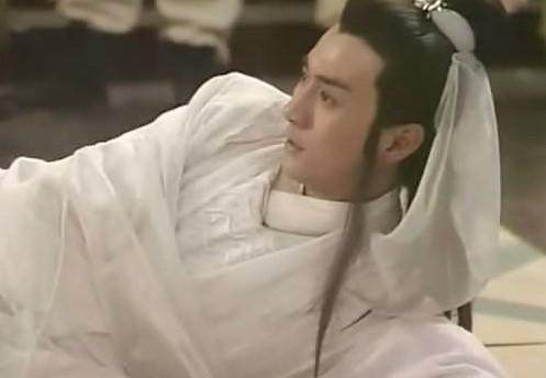 他曾饰演花无缺,过气后为生活拍三级片,如今满脸皱纹白发苍苍