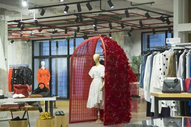 借着世界杯，你在米兰巴黎找不到的限量款，我居然在俄罗斯找到了