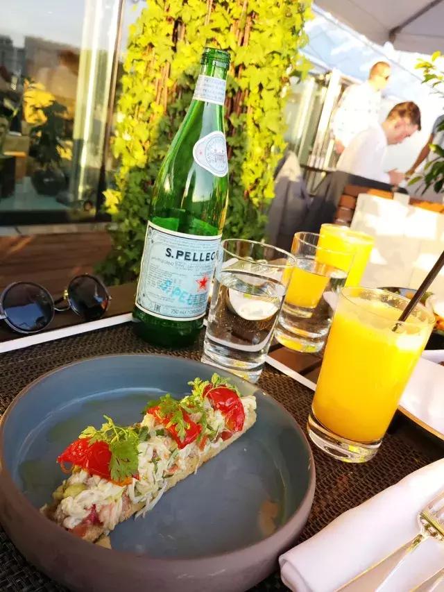 借着世界杯，你在米兰巴黎找不到的限量款，我居然在俄罗斯找到了