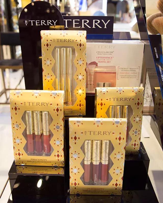 借着世界杯，你在米兰巴黎找不到的限量款，我居然在俄罗斯找到了