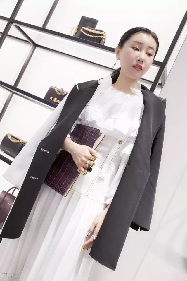 借着世界杯，你在米兰巴黎找不到的限量款，我居然在俄罗斯找到了