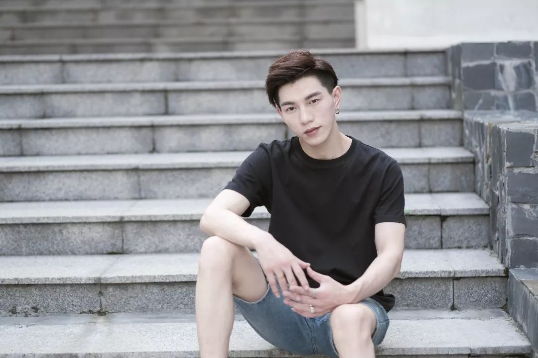 什么颜色的t恤不挑皮肤比较百搭,适合夏天的纯色各种颜色的t恤