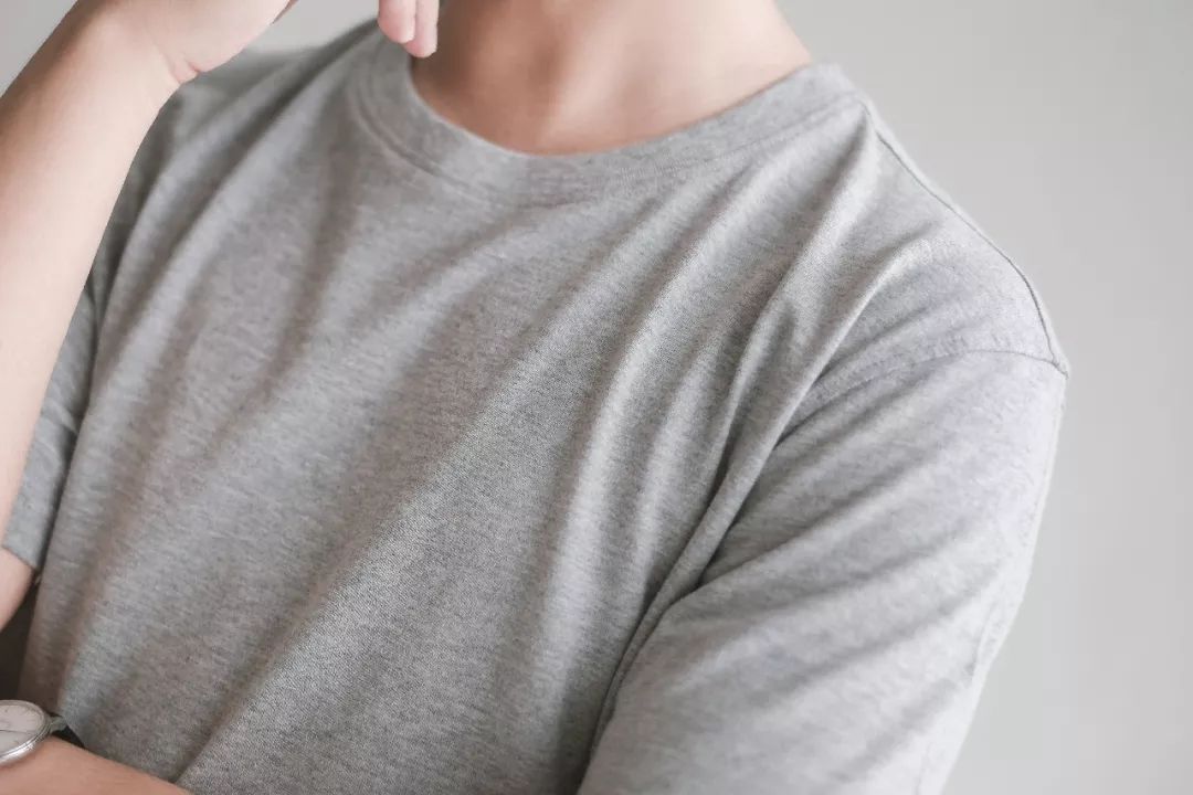 什么颜色的t恤不挑皮肤比较百搭,适合夏天的纯色各种颜色的t恤