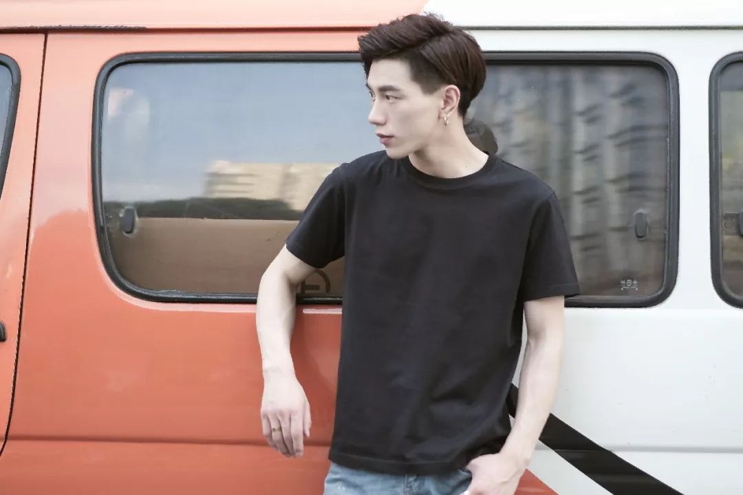 什么颜色的t恤不挑皮肤比较百搭,适合夏天的纯色各种颜色的t恤