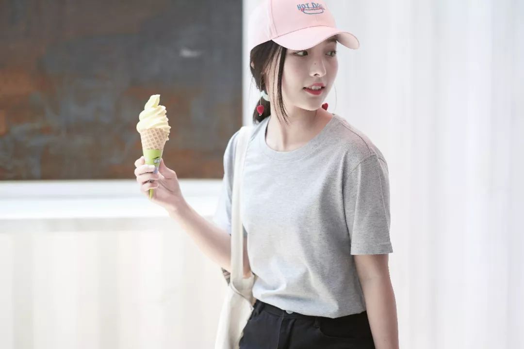 什么颜色的t恤不挑皮肤比较百搭,适合夏天的纯色各种颜色的t恤