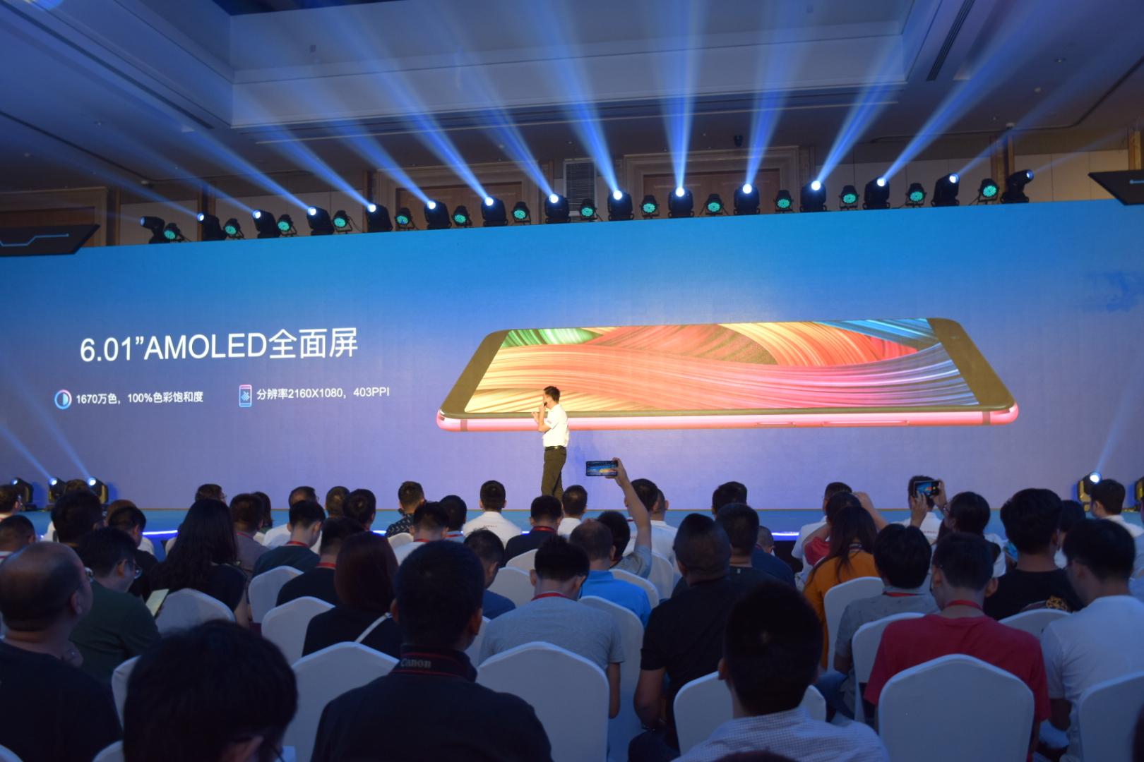 天生较劲的AI手机汇威AICALLV9手机在司马台长城发布