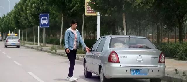 山西运城空港南区驾驶员科三考试道路出现百余辆黑车“李鬼”，交通安全隐患亟待消除