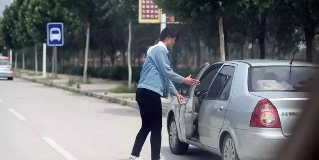 山西运城空港南区驾驶员科三考试道路出现百余辆黑车“李鬼”，交通安全隐患亟待消除