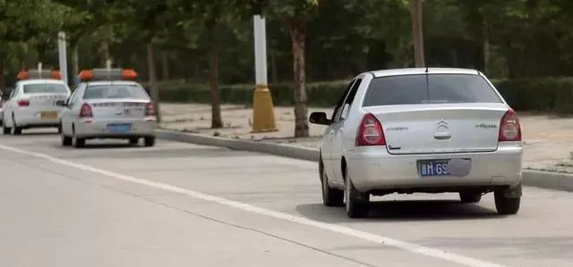 山西运城空港南区驾驶员科三考试道路出现百余辆黑车“李鬼”，交通安全隐患亟待消除