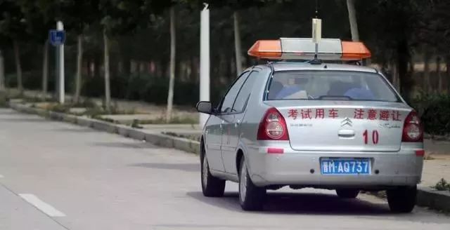 山西运城空港南区驾驶员科三考试道路出现百余辆黑车“李鬼”，交通安全隐患亟待消除