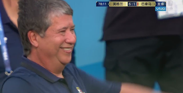 输球赢人心!朝对手竖大拇指,巴拿马主帅这一友好动作被记录下来