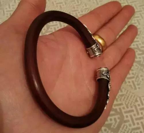 有一种山上长得藤条，把它做成手镯，简直美得一塌糊涂