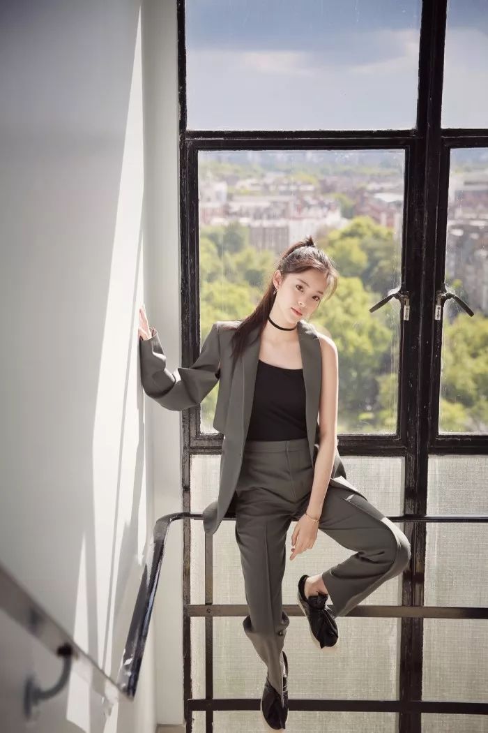 矮马尾扎发教程简单好看,你没见过的马尾扎法