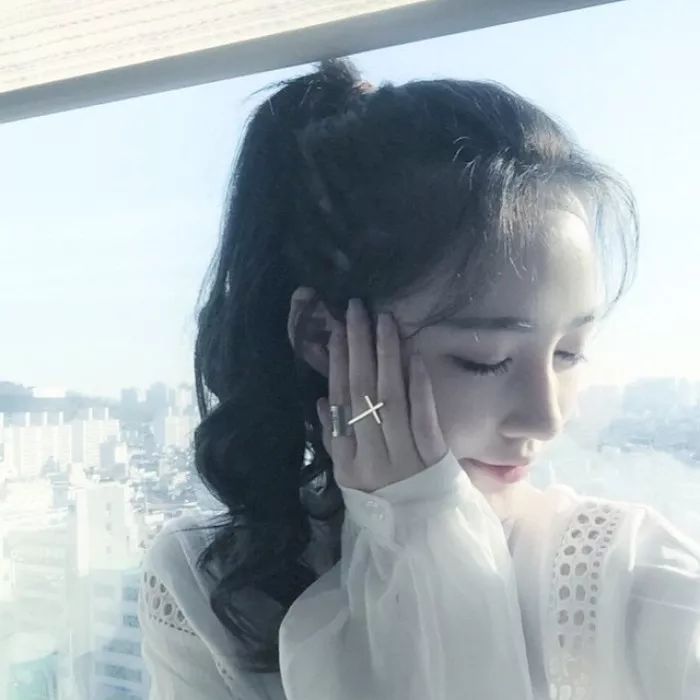 矮马尾扎发教程简单好看,你没见过的马尾扎法