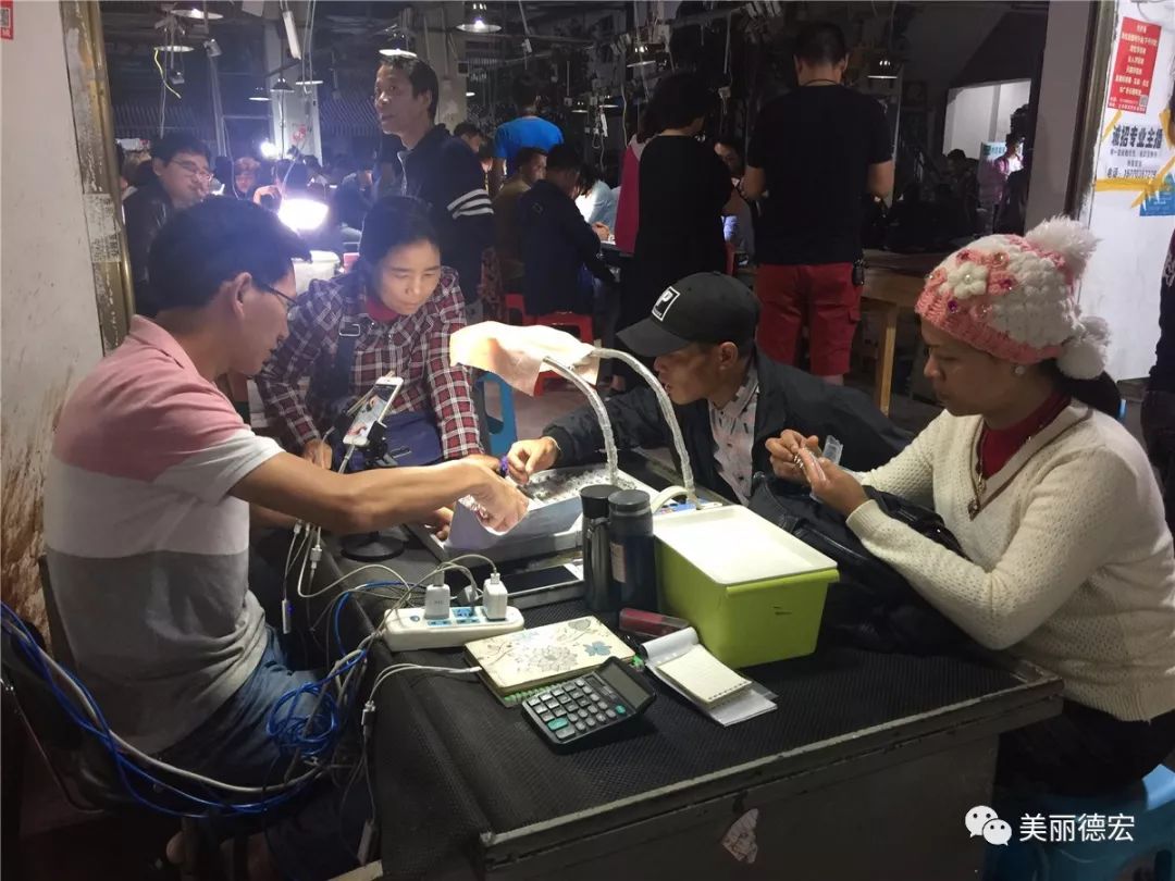 云南瑞丽翡翠直播正在进行,翡翠云南瑞丽直播