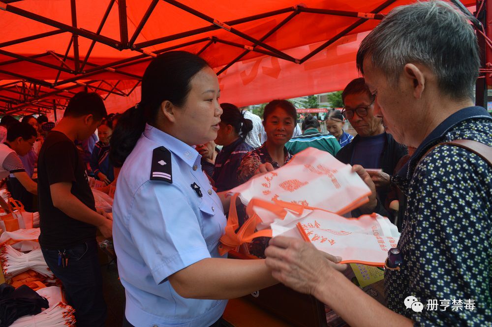 创建全国禁毒示范城市册亨在行动册亨县开展创建“全国禁毒示范城市”暨“6.26”国际禁毒日集中宣传活动
