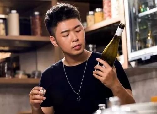 脸大脖子粗短怎么穿衣,脸大脖子粗短适合什么发型