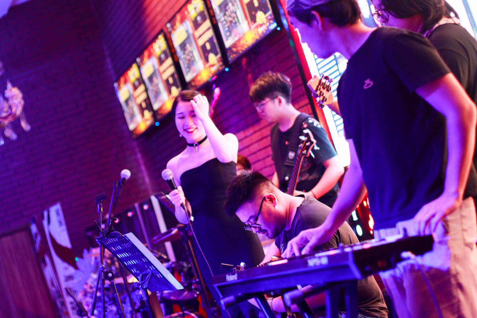 世界杯狂欢酒吧,狂欢世界杯游玩