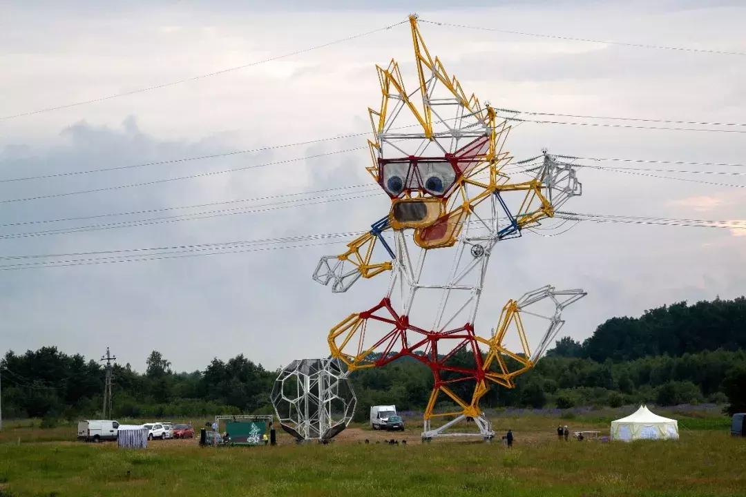 玩转世界杯,俄罗斯人居然连电力铁塔都不放过~