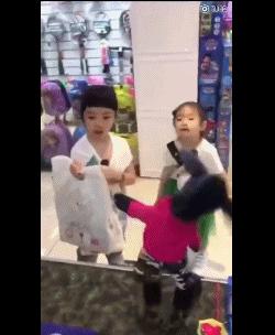 戚薇与老公李承铉晒出写真照,好养眼!女儿摘掉墨镜后,都笑了