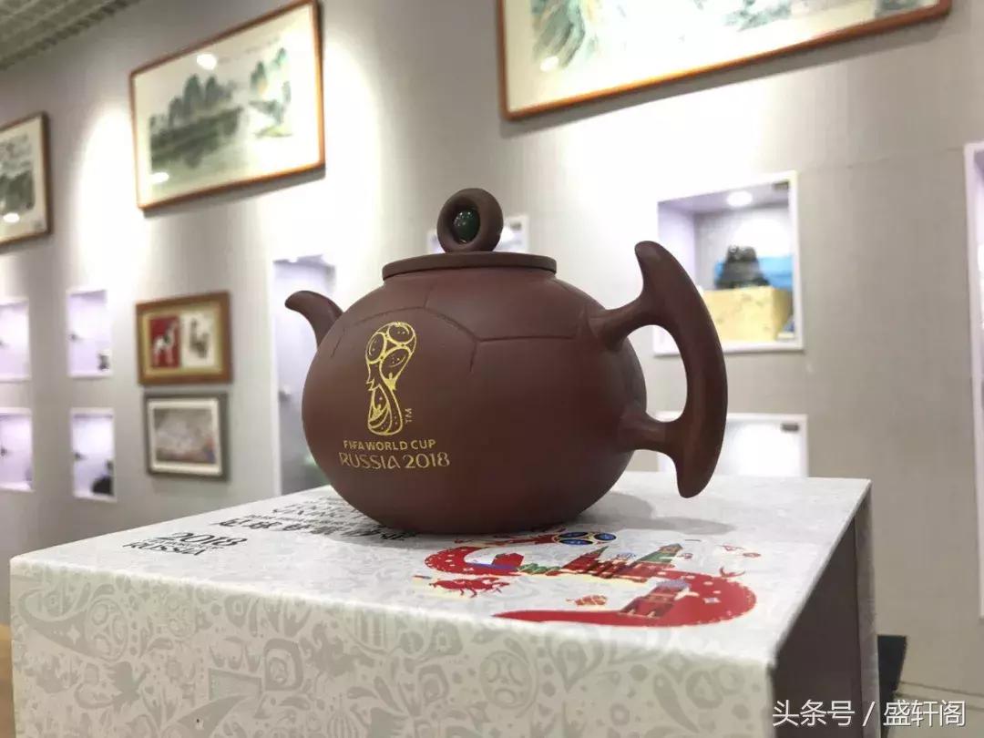 中国艺术名片《世界杯足球梦紫砂壶》实物鉴赏