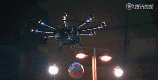 绿茵场上尽情奔跑感受比赛的快乐,沉浸绿茵场