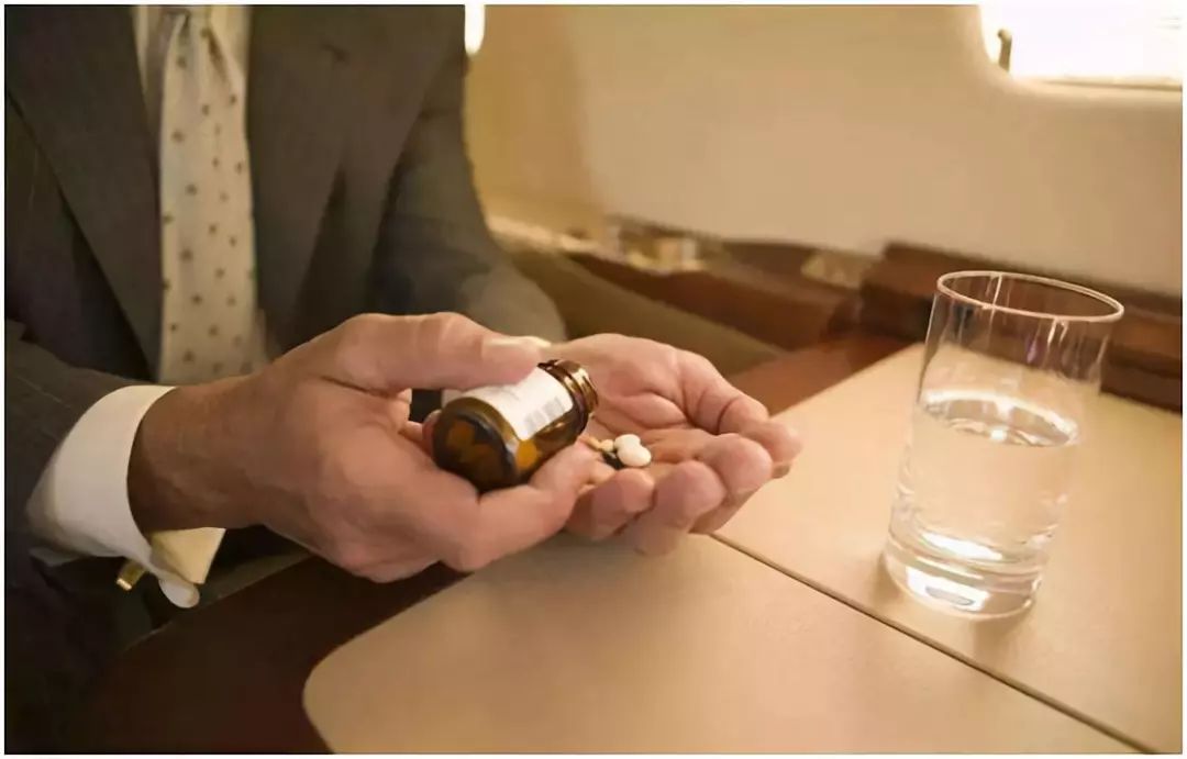 用矿泉水喝药有危害吗,为什么不能用矿泉水吃药