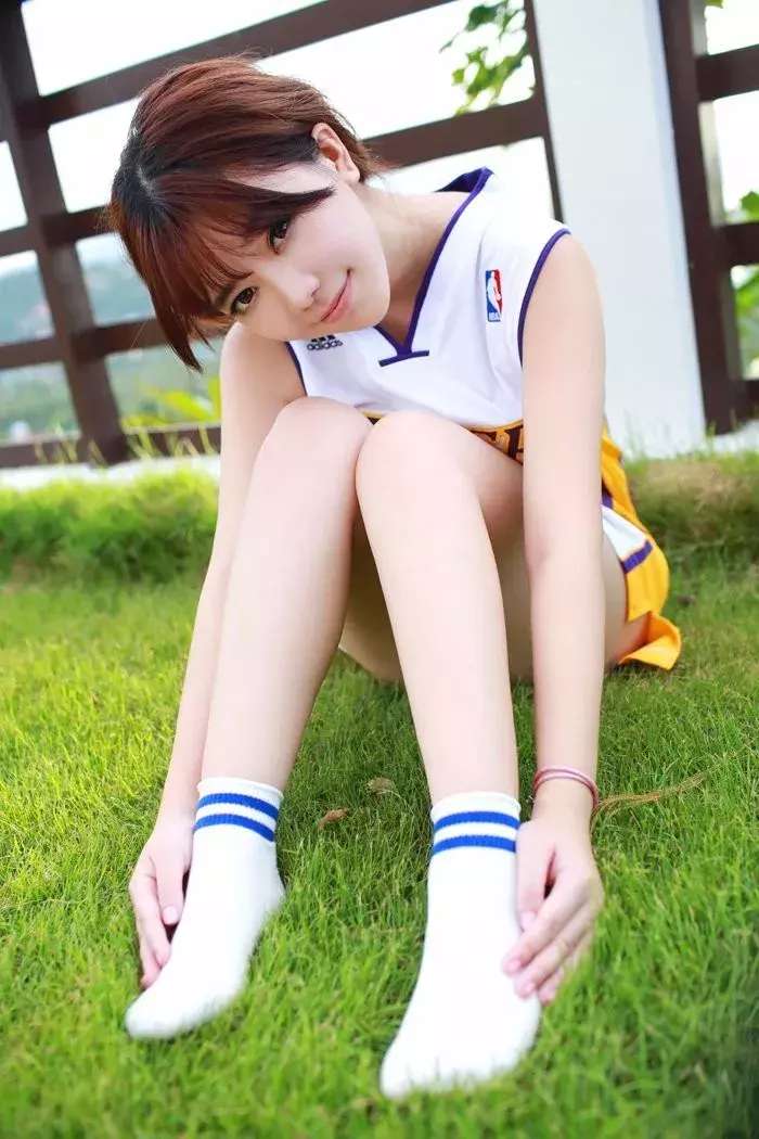 过瘾不？看完足球宝贝口水直喷，一双大长腿外搭长袜……