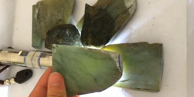 朋友淘的一公斤翡翠原石,朋友买了块玉石