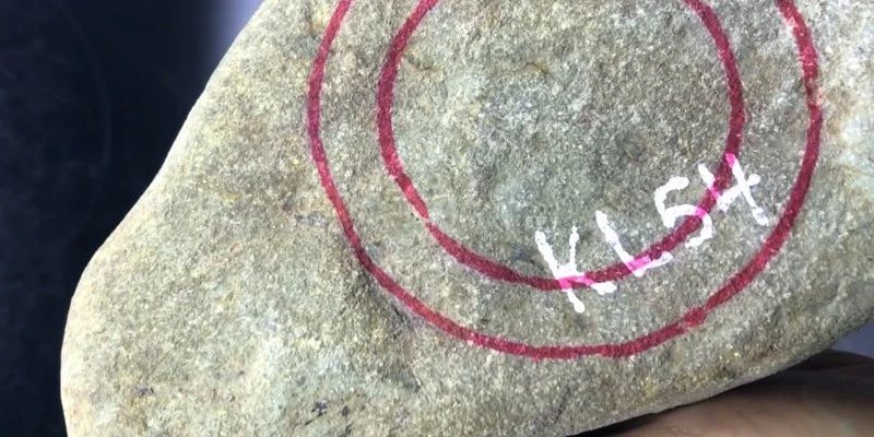 朋友淘的一公斤翡翠原石,朋友买了块玉石