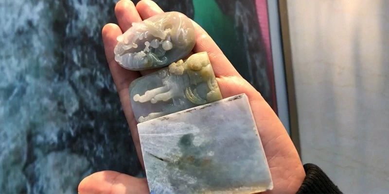 朋友淘的一公斤翡翠原石,朋友买了块玉石