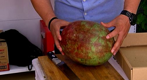 西瓜很红是打了催红素吗,特别甜的西瓜是不是打了药